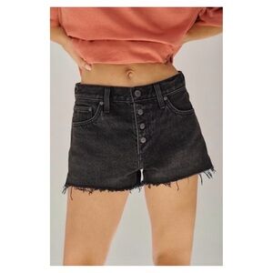 DENIM FORUM • The Yoko Exposed Button Short in Black